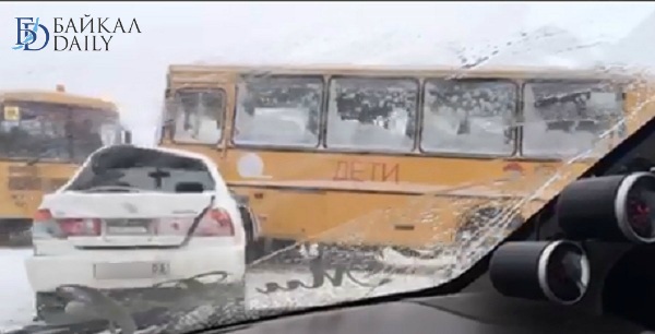В Бурятии в столкновении «Тойоты» и школьного автобуса пострадала девочка