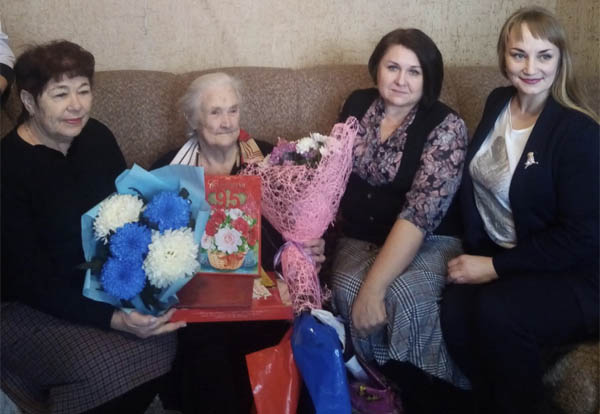 В Иркутской области ветерана труда поздравили с 95-летним юбилеем