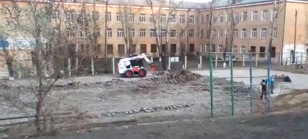 В Улан-Удэ пояснили ситуацию с разбором площадки у школы