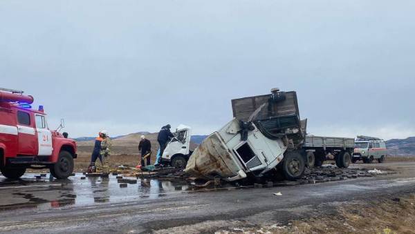 В пригороде Улан-Удэ в страшном столкновении грузовиков погиб водитель 