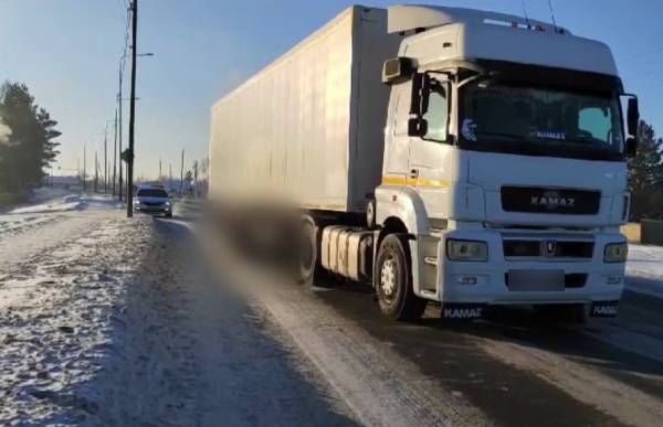 В Иркутской области КамАЗ насмерть переехал своего водителя 
