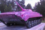 В Иркутской области неизвестные выкрасили БМП в розовый цвет