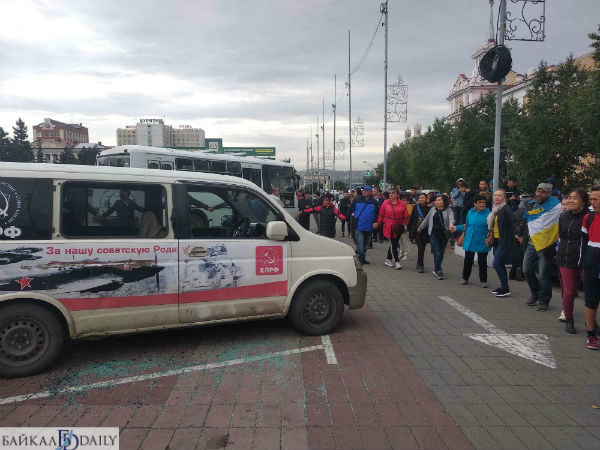 На площади Советов Улан-Удэ танцуют «протестный» ёхор