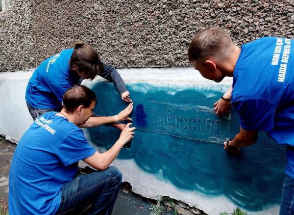 В Улан-Удэ рекламу наркотиков закрашивают патриотическими надписями 