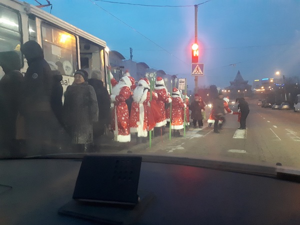 «Новогодний десант»: По Улан-Удэ прогуливалась толпа Дедов Морозов