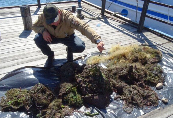 Иркутские дайверы подняли со дна Байкала опасный мусор