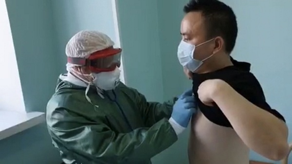 Китаец рассказал, как его лечат от коронавируса в Чите  