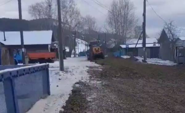 В Бурятии песчано-гравийную смесь отсыпали прямо на снег