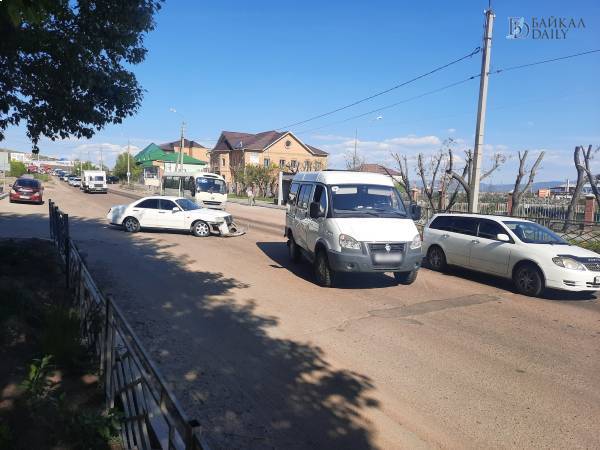 В Улан-Удэ автомобилист въехал в машину медиков 