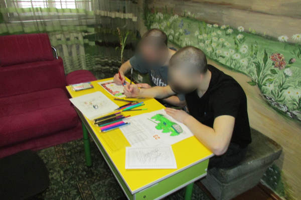 Подростки из улан-удэнского СИЗО нарисовали открытки к 23 февраля