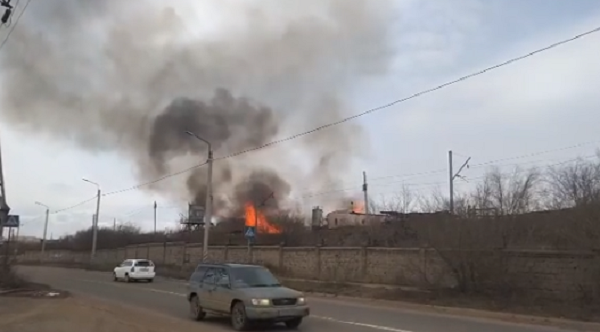Жителей Улан-Удэ напугал крупный пожар на территории ЛВРЗ 