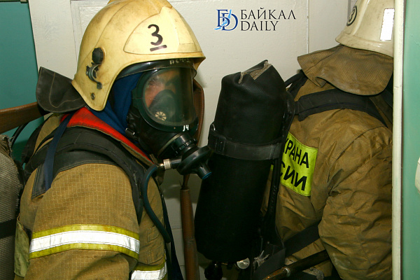 В Забайкалье пожарные из горящего дома эвакуировали 18 человек 