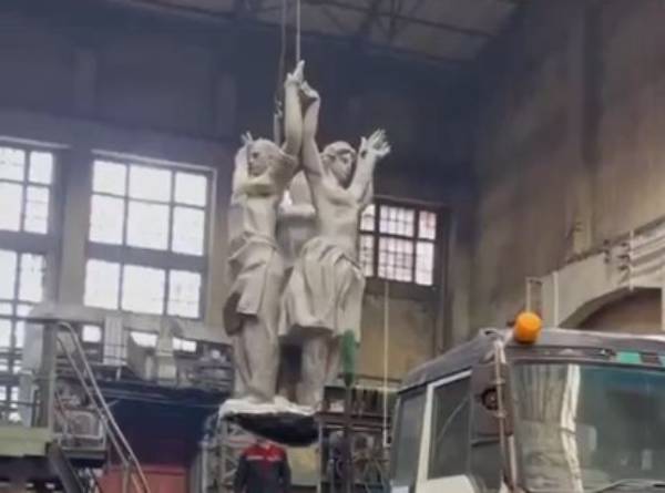 Памятник покорителям космоса в Улан-Удэ вернут на площадь Славы