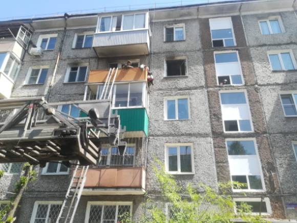 В Улан-Удэ из горящей квартиры спасли мужчину