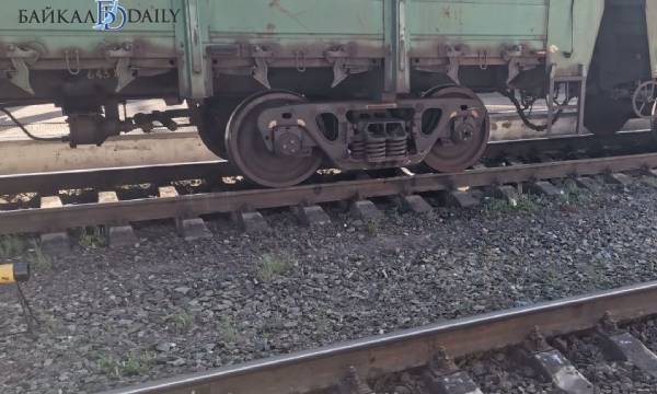 В Иркутской области поезд чуть не сбил двух подростков