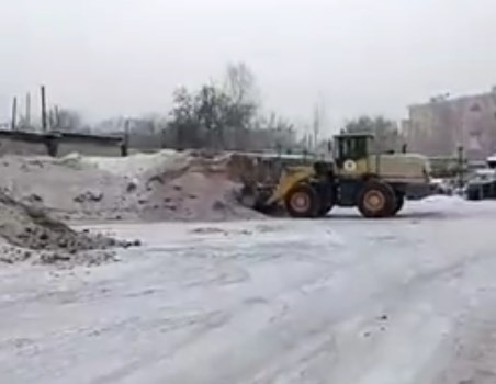 За сутки на дороги Улан-Удэ высыпали 282 тонны песка