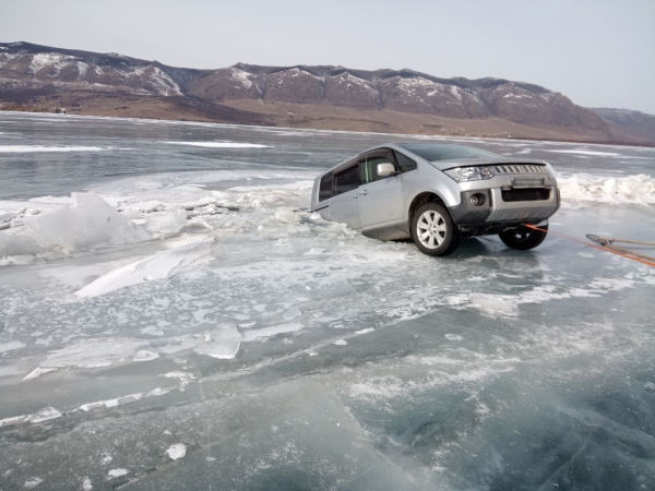 На Байкале автомобили проваливаются в трещины