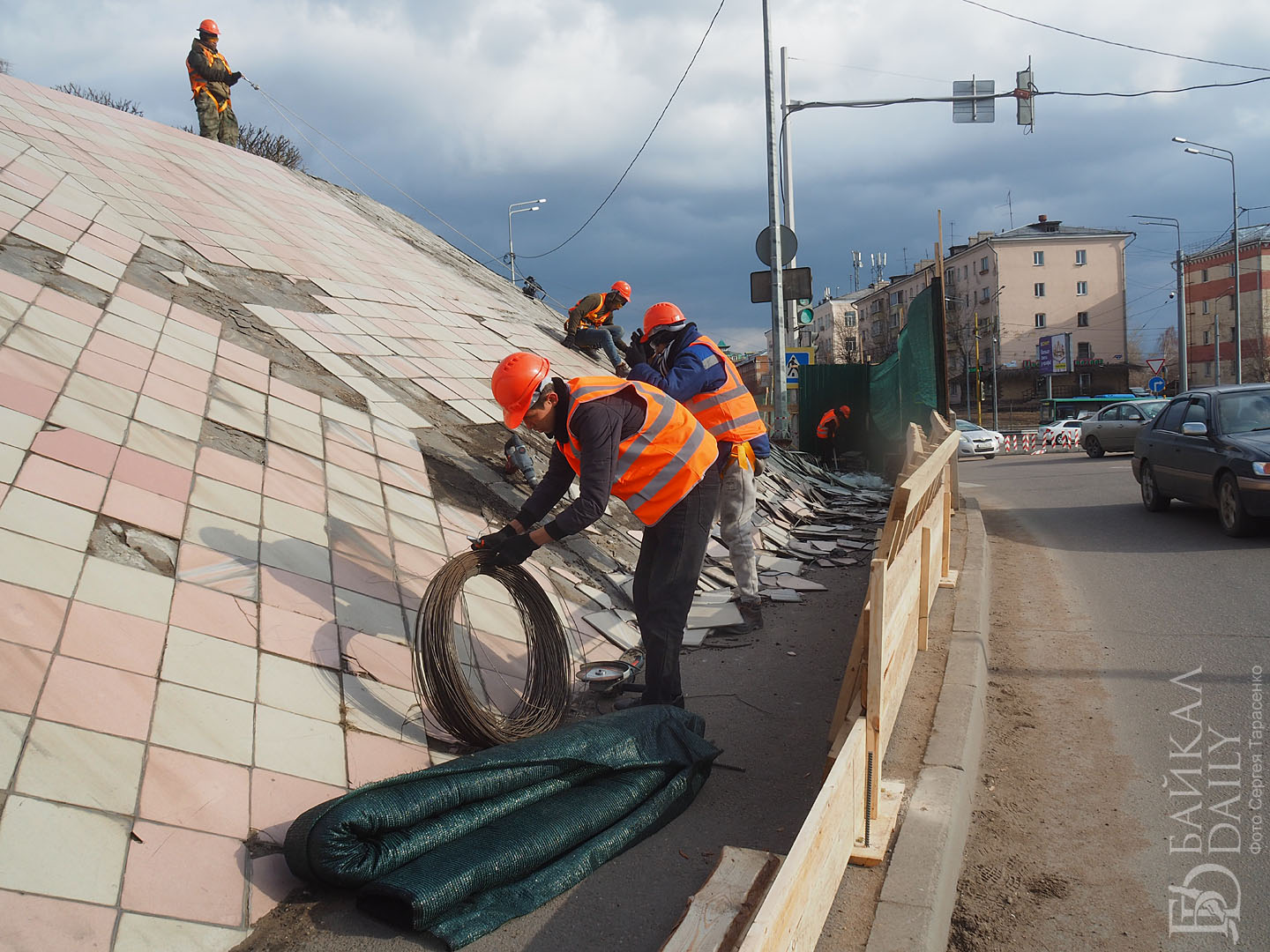 Демонтаж старой плитки на Элеваторе в Улан-Удэ идёт полным ходом ...