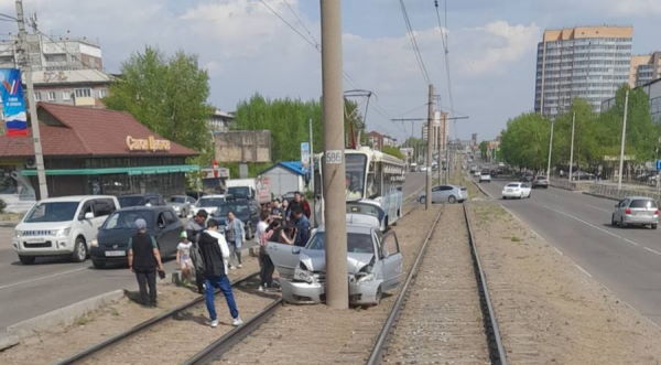 В Улан-Удэ автомобиль врезался в столб между трамвайными путями 