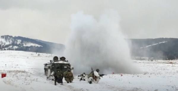 Видео: В Бурятии военные отработали захват позиций «противника» 