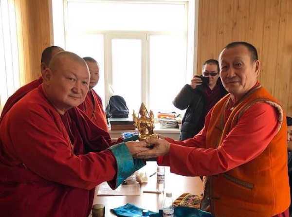 Глава буддистов Монголии подарил статуэтку Хамбо Ламе 