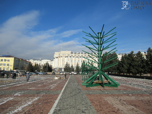 В Улан-Удэ устанавливают ёлку на площади Советов