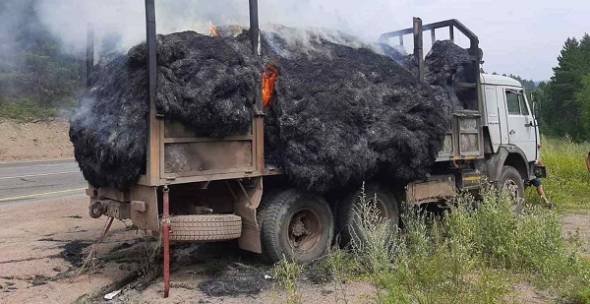 На федеральной трассе в Бурятии вспыхнул грузовик с сеном