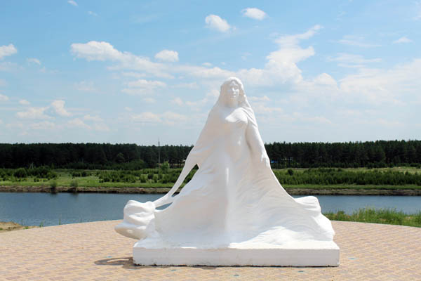 «Девушка, выходящая из воды» украсила набережную в Иркутской области 