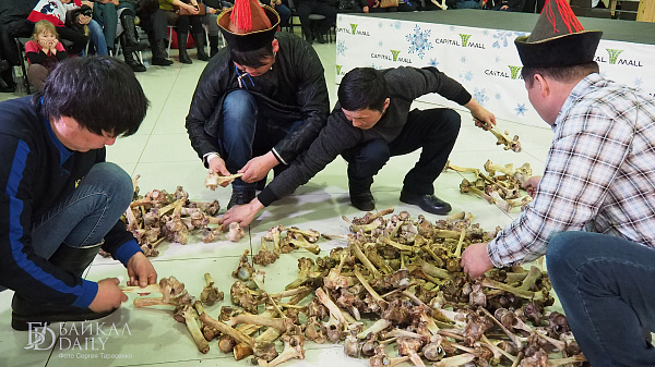 Бурятия выиграла соревнования по разбиванию костей на Ёрдынских играх