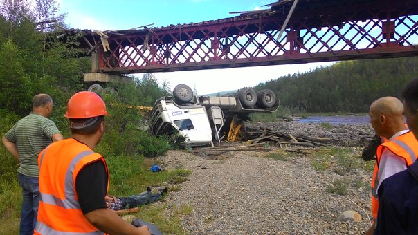 В Бурятии грузовик слетел с моста (видео)