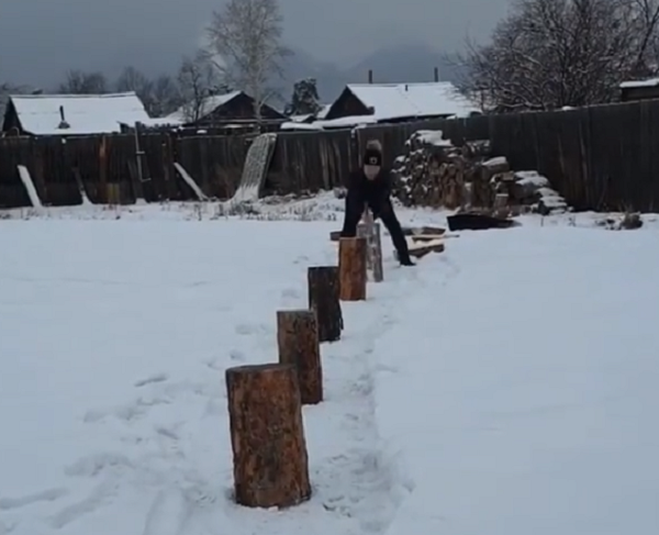 Артистка поразила жителей Бурятии расколкой дров 