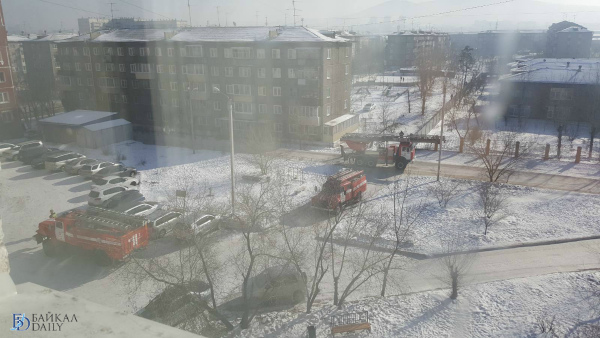 Скопление пожарных машин перепугало жильцов многоэтажки в Улан-Удэ 