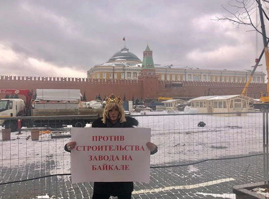 Сергей Зверев устроил на Красной площади пикет против завода на Байкале