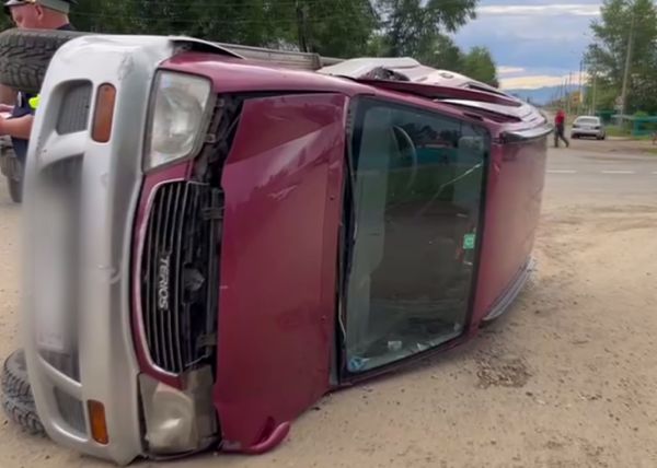 В Бурятии пьяный водитель протаранил автомобиль и опрокинул свою машину на бок