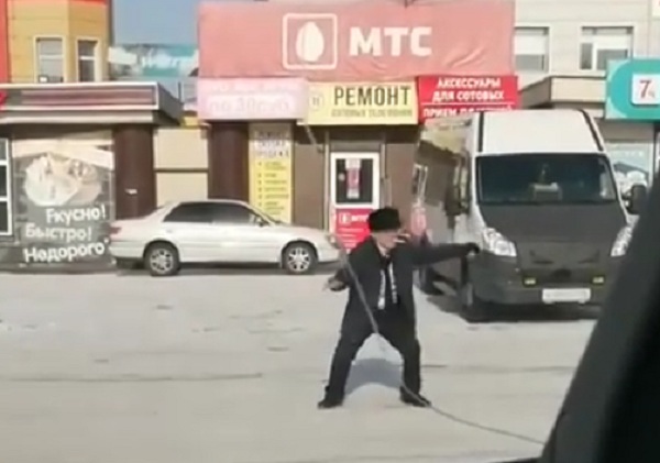 Танцующий на автовокзале весельчак рассмешил улан-удэнцев 