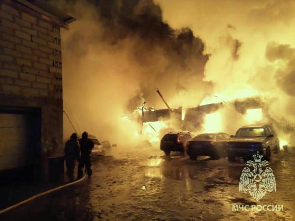 В Иркутске ночью сгорели два соседних автосервиса 