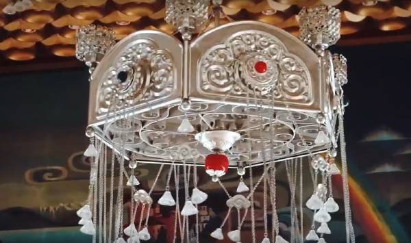 В Бурдраме почистили уникальные «серебряные» люстры 