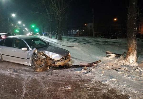 В Улан-Удэ пострадали пассажирки после столкновения автомобиля с тополем