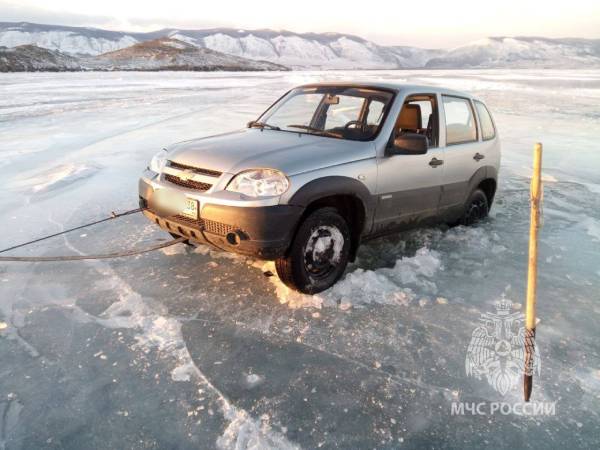 На Байкале два автомобиля оказались в промоине 