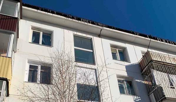 В райцентре в Бурятии над головами людей нависли огромные сосульки