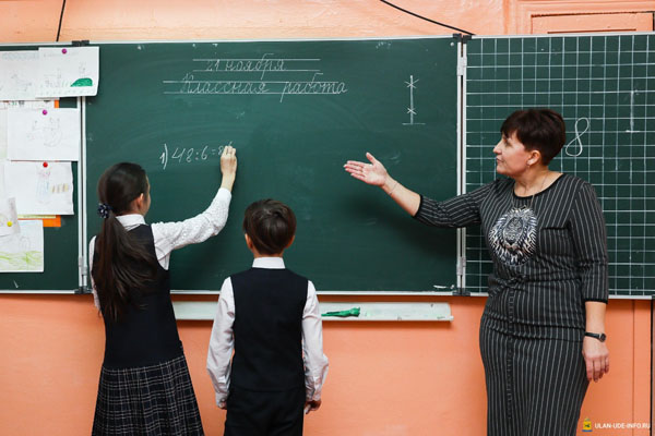 Председатель горсовета Улан-Удэ поздравил педагогов с Днём учителя