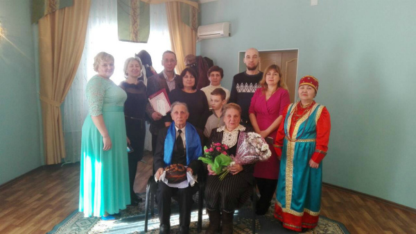 В Улан-Удэ с «бриллиантовым» юбилеем поздравили супругов (фото)