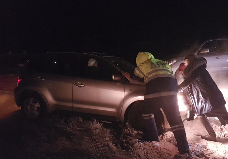 В Бурятии автоинспекторы спасли две семьи, застрявших в снегу после «Дугжуубы»