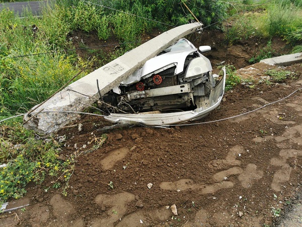 В Улан-Удэ сбитый лихачом столб рухнул на его машину