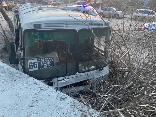 В Иркутске столкнулись автобус с 30 пассажирами и пожарная машина 