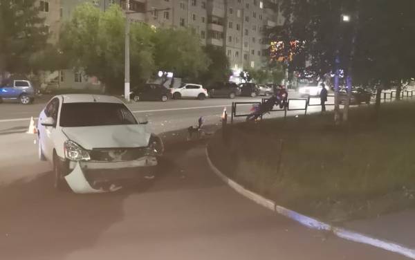 В Братске мотоцикл после столкновения с двумя машинами повис на ограждении