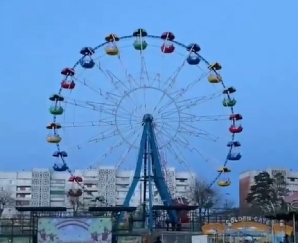 В Улан-Удэ из-за отключения света на колесе обозрения застряли люди