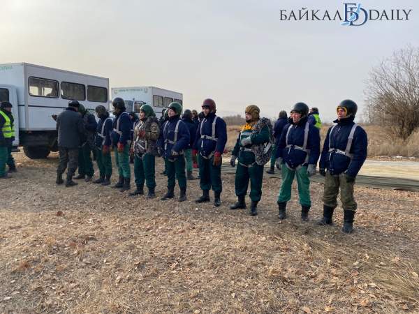 Помощь с неба: В Улан-Удэ тренировались пожарные-десантники 