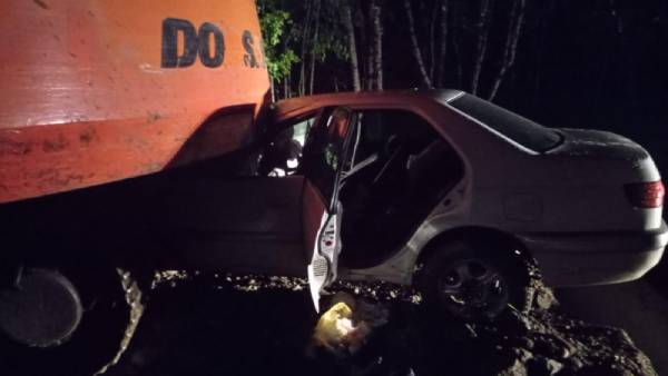 В Иркутской области молодой человек погиб в машине, врезавшейся в экскаватор 