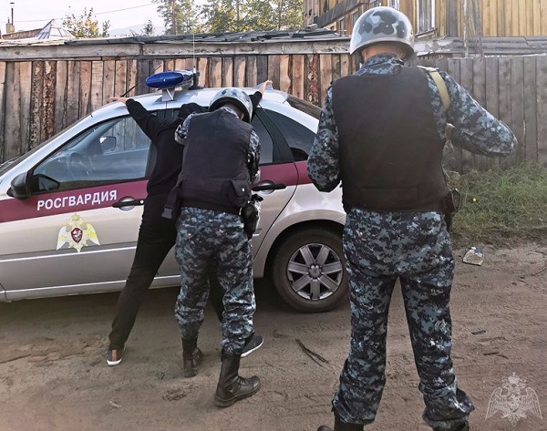 В Улан-Удэ мужчина ударил женщину и отобрал телефон 